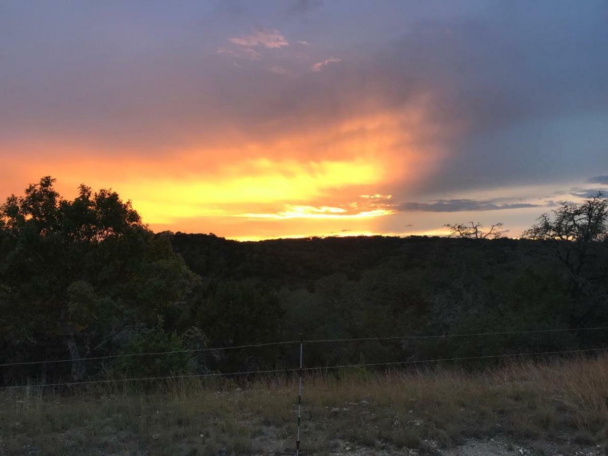 Walnut Canyon Cabins Fredericksburg Bagian luar foto